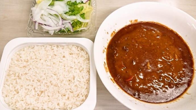 職場で昼ご飯(レトルトご飯&カレーとオニオンサラダ)(2021年6月15日)