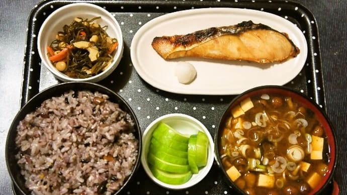 家で朝ご飯(十六穀ごはんに焼鮭(秋鮭)、切り昆布煮、赤だしのなめこ汁、白瓜の漬物)(2022年6月26日)