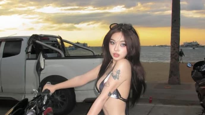 ビーチ・リゾートのキュートなバイク女子