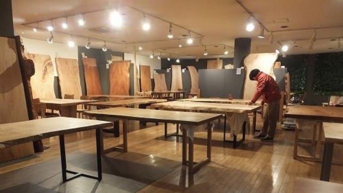 １４８０、【新作入荷】日本の広葉樹一枚板を入荷致しましたので、定休日、せっせと仕上げの作業中。一枚板と木の家具の専門店エムズファニチャーです。