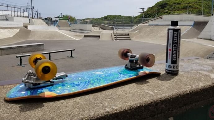 陸での相棒!!スケーボーのデッキパットを貼る。