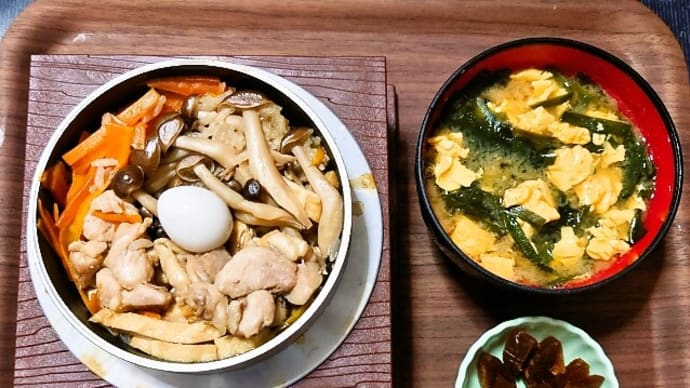 家で昼ごはん(鳥五目釜飯にニラと卵のみそ汁、奈良漬)(2024年8月11日)