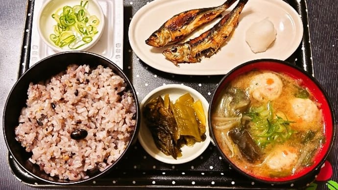 家で朝ご飯(十六穀ごはんにめざし(いわし丸干し)、ひきわり納豆、つみれ汁、高菜漬)(2024年3月15日)