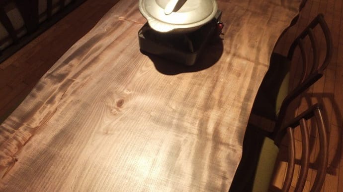 ３２５、【一枚板テーブルより】冬は、家族でお鍋を囲む。日本の食卓らしい団らんですね。一枚板と木の家具の専門店エムズファニチャーです。