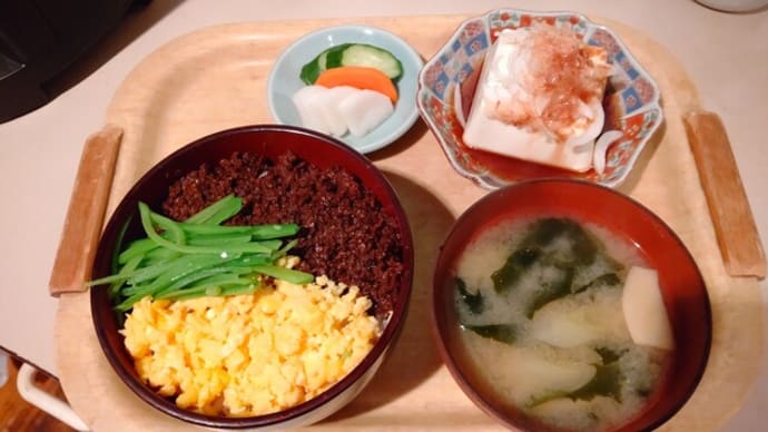 そぼろ丼 と 今日の桜