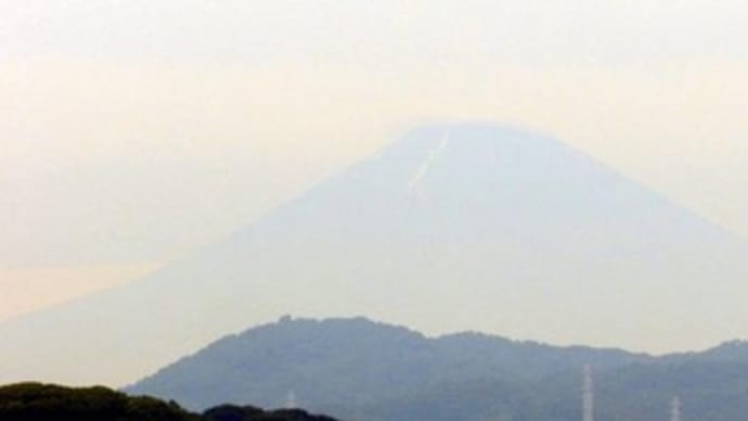 かすんで見えた富士山
