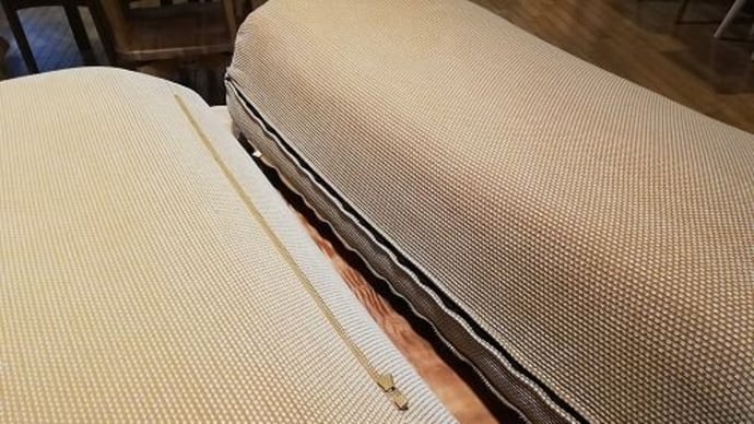 １６３５、ソファーのクッションメンテナンス～クッションカバーを作り変えて雰囲気も新たに。一枚板と木の家具の専門店エムズファニチャーです。