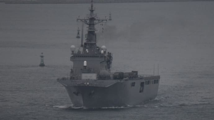 輸送艦しもきた 海峡航行姿