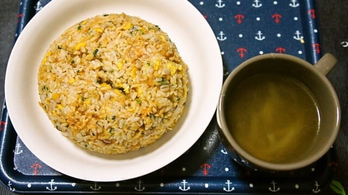 家で昼ご飯(カップヌードルチャーハン、オニオンスープ)(2020年5月1日)