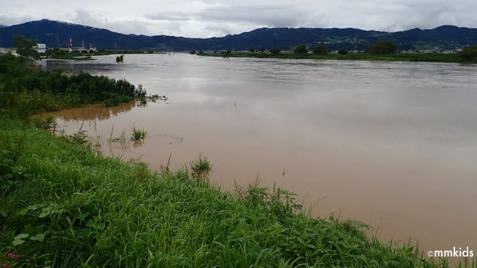 2021年8月15日の氾濫警戒情報が出た千曲川。土口水門と岩野橋の状況(妻女山里山通信)