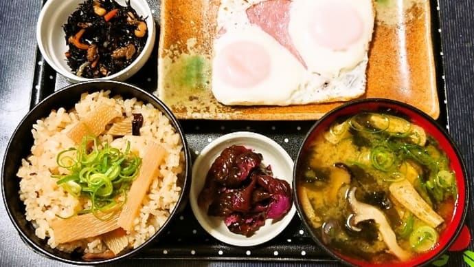 家で朝ご飯(筍の炊き込みご飯に、ハムエッグ、ひじき煮、平茸のみそ汁、しば漬)(2022年11月30日)