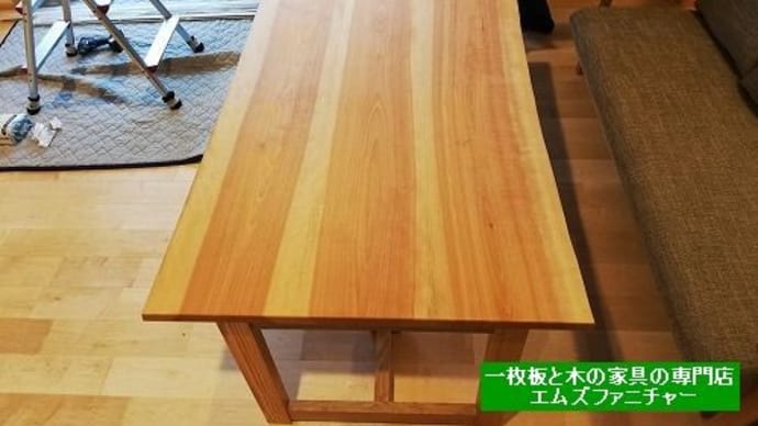 ６４３、北海道～美しいマカバの３枚接ぎテーブルをお届けいたしました。 一枚板と木の家具の専門店エムズファニチャーです