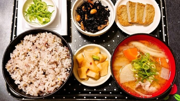 家で朝ご飯(十五穀ごはんにじゃこ天、ひじき煮、納豆、豚汁、大根しょうゆ漬)(2023年11月11日)