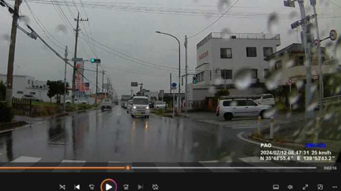 典型的な交差点の右折事故の予感
