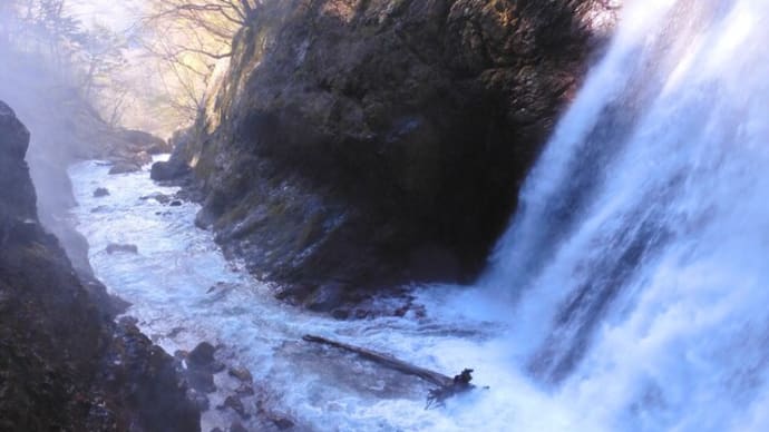 ２０２５・５・１　高山村の雷滝。標高の高いところはまだ早春。
