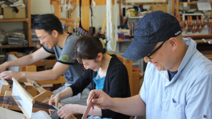 ３人で手織り体験をしました　　　　　　　　竹島クラフトセンター