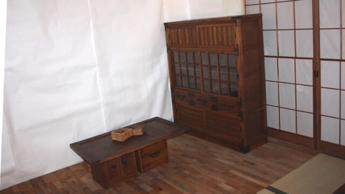 昭和家具が並ぶ建材工房