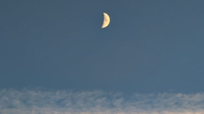 ひこうき雲と月