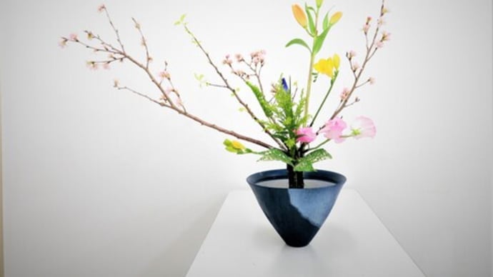 サクラとオウゴンコデマリ・・スイトピーを添えて・立花・新風体・春