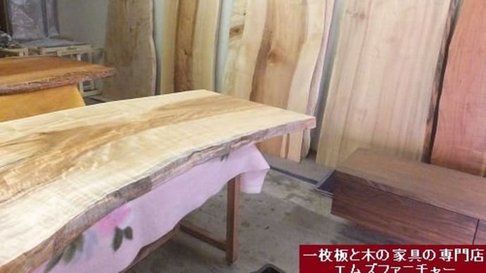 1173、引っ越しのシーズンですね。お届け前の準備の一枚板をせっせとオイル仕上げ。一枚板と木の家具の専門店エムズファニチャーです。