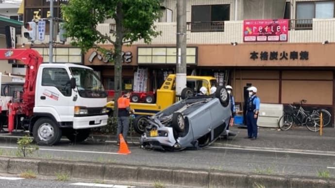 広島で軽乗用車同士の事故 1台が転覆