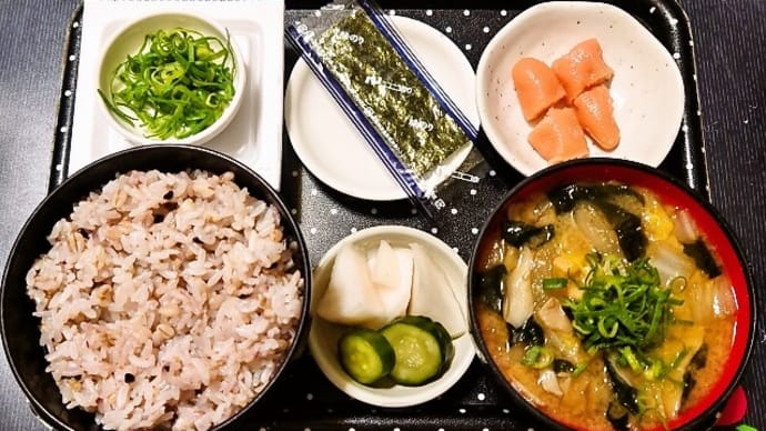家で朝ご飯(十六穀ごはんに辛子明太子、味付のり、納豆、白菜と舞茸のみそ汁、かぶときゅうり漬)(2023年12月11日)