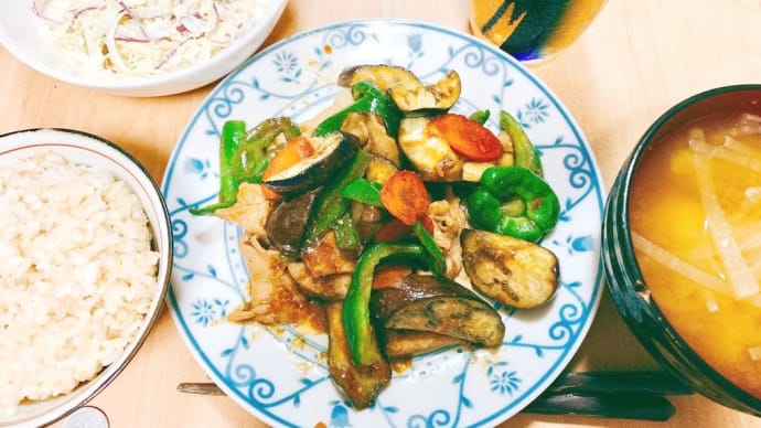 糖尿病の食事…豚バラ茄子には緑黄色野菜でアクセント。
