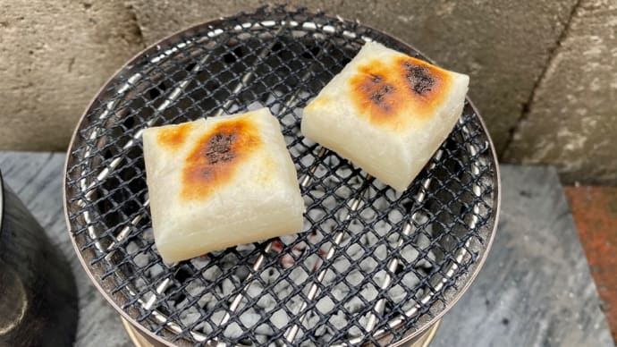 キャンドゥのカットできる焼き物シートとSIGNSTEKのウッドバーニングストーブで餅を焼く月末