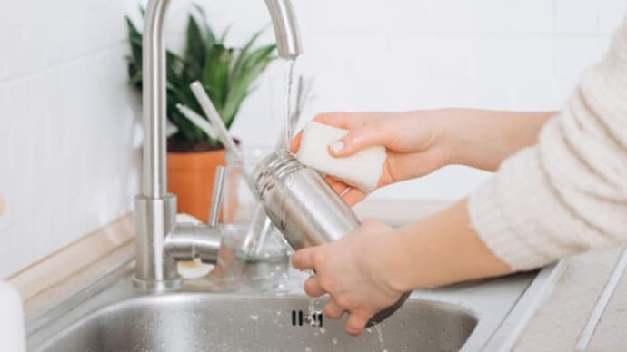 あなたの水筒、実は細菌だらけ? 健康リスクを減らす正しい洗い方