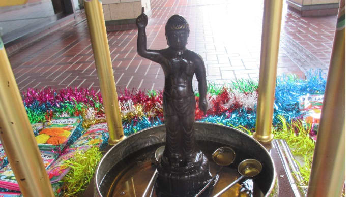 花御堂に中にお釈迦様の誕生仏を設置し、お釈迦様に甘茶をそそぎかける作法をします。