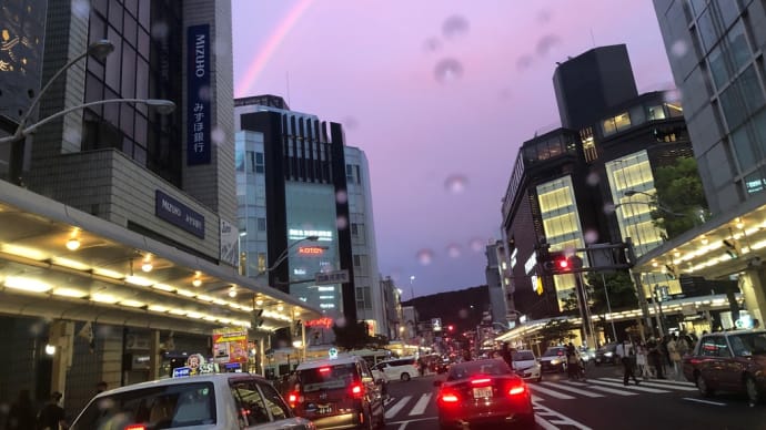 第五波非常事態宣言初日の京都四条通りに希望の虹