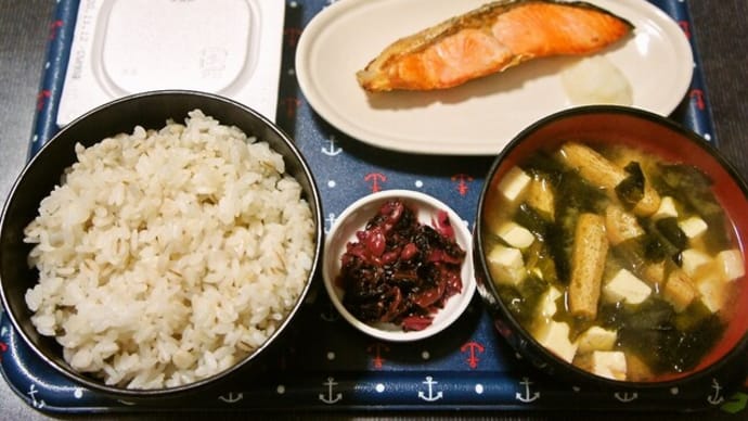 家で朝ご飯(押麦ご飯に焼鮭(銀鮭)、豆腐とわかめと油揚げの味噌汁、納豆、鎌倉むらさき(広島菜漬))(2020年11月9日)