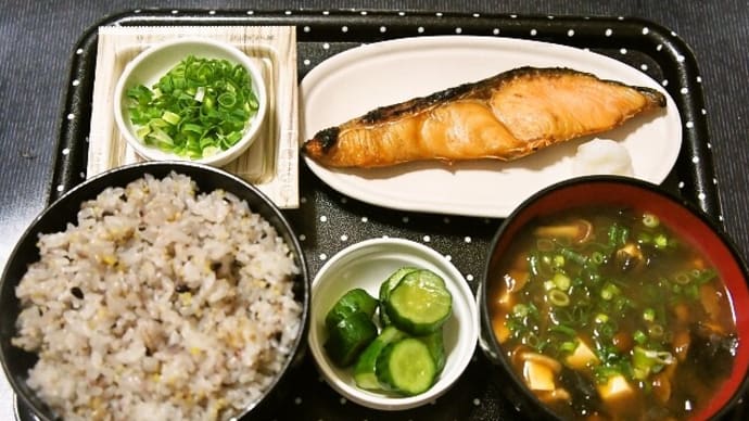 家で朝ご飯(十六穀ご飯に焼鮭、納豆、なめこ汁、きゅうり漬)(2021年12月28日)