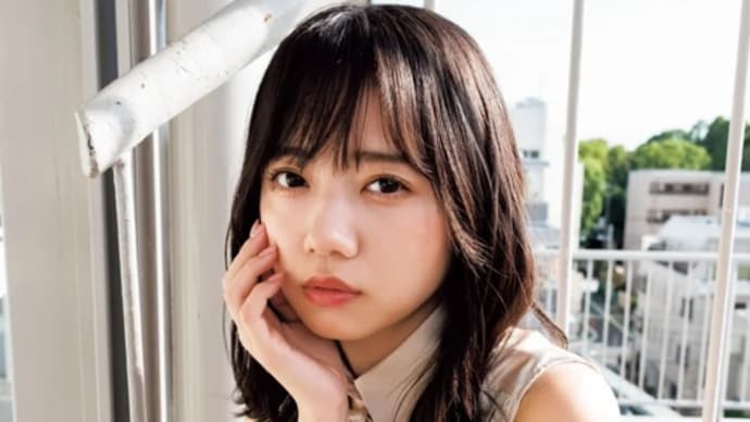 日向坂46“新センター”齊藤京子、最新グラビアは美しさにフォーカス 『ヤンジャン』初ソロ表紙