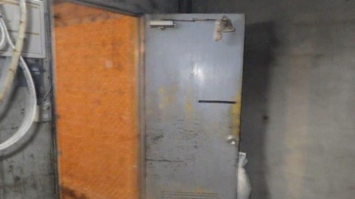 中華料理店の解体 その18 汚水ブースのドアクローザー交換 ビフォーアフター