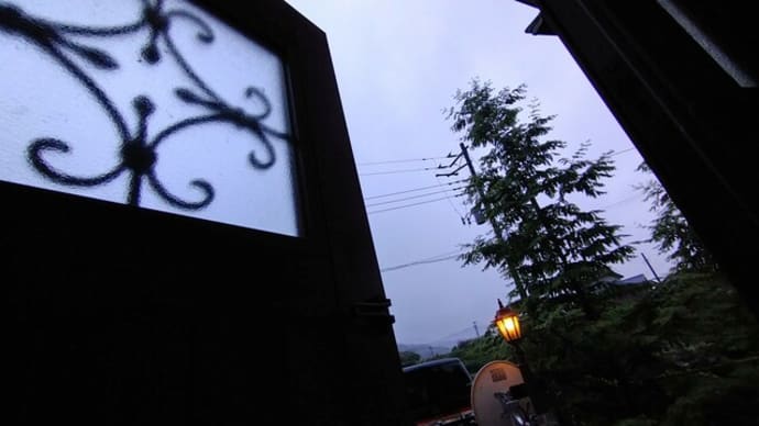 ザーザー降りですね〜の空