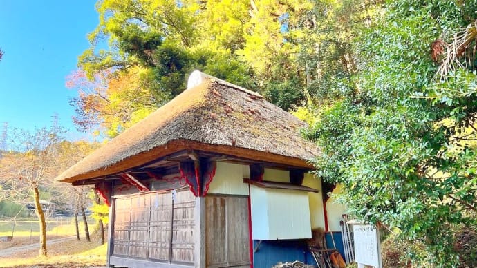 茅葺き屋根の湯船八幡神社