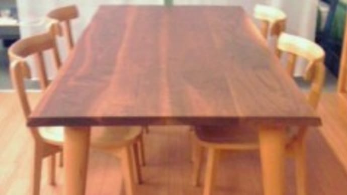 1㎝単位でサイズオーダーが出来る無垢のダイニングテーブルです。(ウォールナット材とナラ材)
