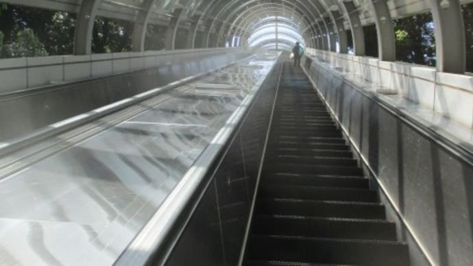 比治山スカイウォーク・・・バブルを感じさせる近未来の動く歩道、エスカレータ 広島市の税金が投下され続けています