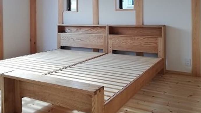 １３０７、【秋の夜長、お布団で、ゆっくり寝よう】清潔感ある厚板ヒノキすのこ仕様のベッド。一枚板と木の家具の専門店エムズファニチャーです。