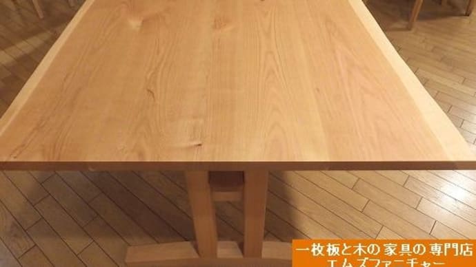 １０９９、【新作の日本の木のテーブル入荷】東北のヤマザクラの木を使った1500mmテーブル。引き出しと棚付きで便利。１つずつ心込めて作ります。一枚板と木の家具の専門店エムズファニチャーです。