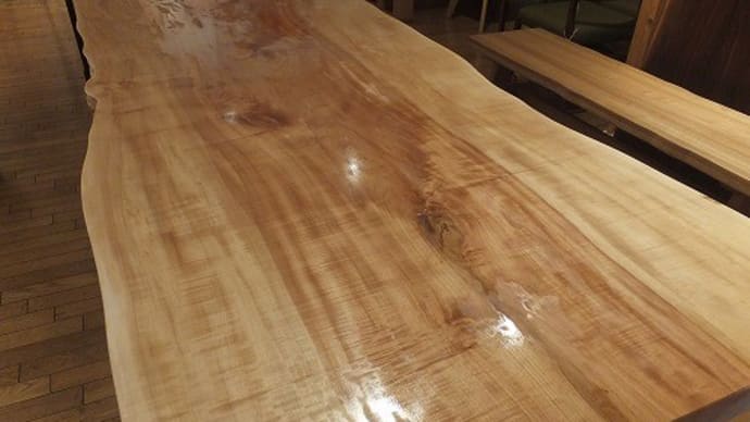 ５７７、一枚板テーブル、色々入荷!!  栃の一枚板テーブル仕上げ中の経過写真。 一枚板と木の家具の専門店エムズファニチャーです。