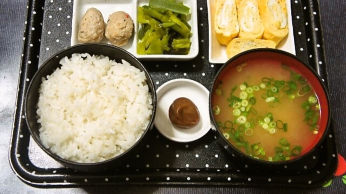 家で朝ご飯(ご飯(山形県産雪若丸)に玉子焼き、つみれ、山くらげ、かに汁、梅干し)(2022年2月3日)