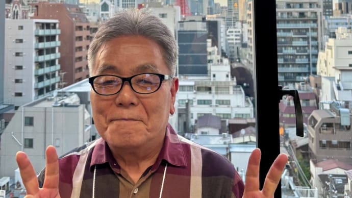 東京タワー🗼を背に自撮り〈英訳付〉