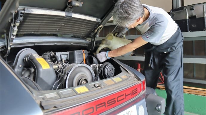 ポルシェ911(930)、エンジンオイルを補充しました。
