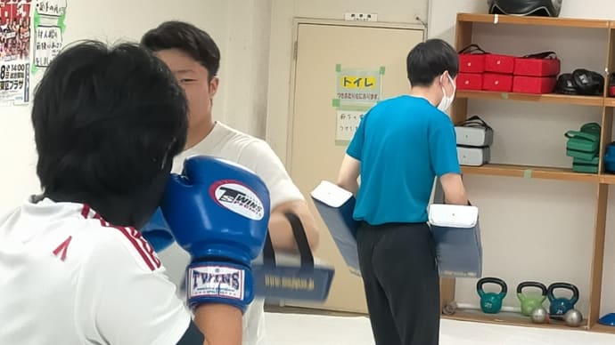 楽しすぎる!!…(金)キックボクシング初級クラス19:30〜