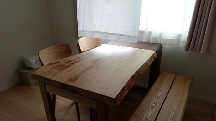 ４８４、コンパクトなサイズの栃の一枚板テーブルをお届け。 一枚板と木の家具の専門店エムズファニチャーです。