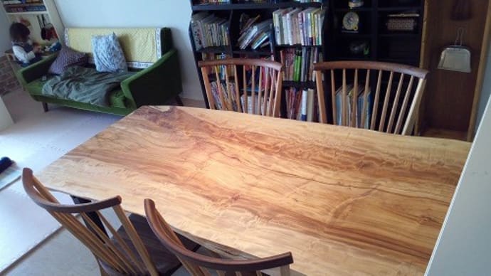 【お届け】大判の栃の一枚板テーブルをお客様のお宅へ、ボリューム感のあるチェアーが相性GOOD。一枚板と木の家具の専門店エムズファニチャーです。