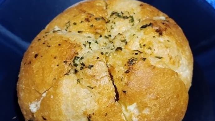 【09/28朝食】マヌルパン、いわゆるクリームチーズガリックフランスパンなんだね：P