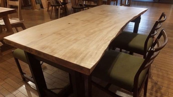 ８５６、【ダイニングテーブル】自然の中で育ったことがわかる栃の一枚板テーブル。少し曲がっているところが自然でいいんです。一枚板と木の家具の専門店エムズファニチャーです。